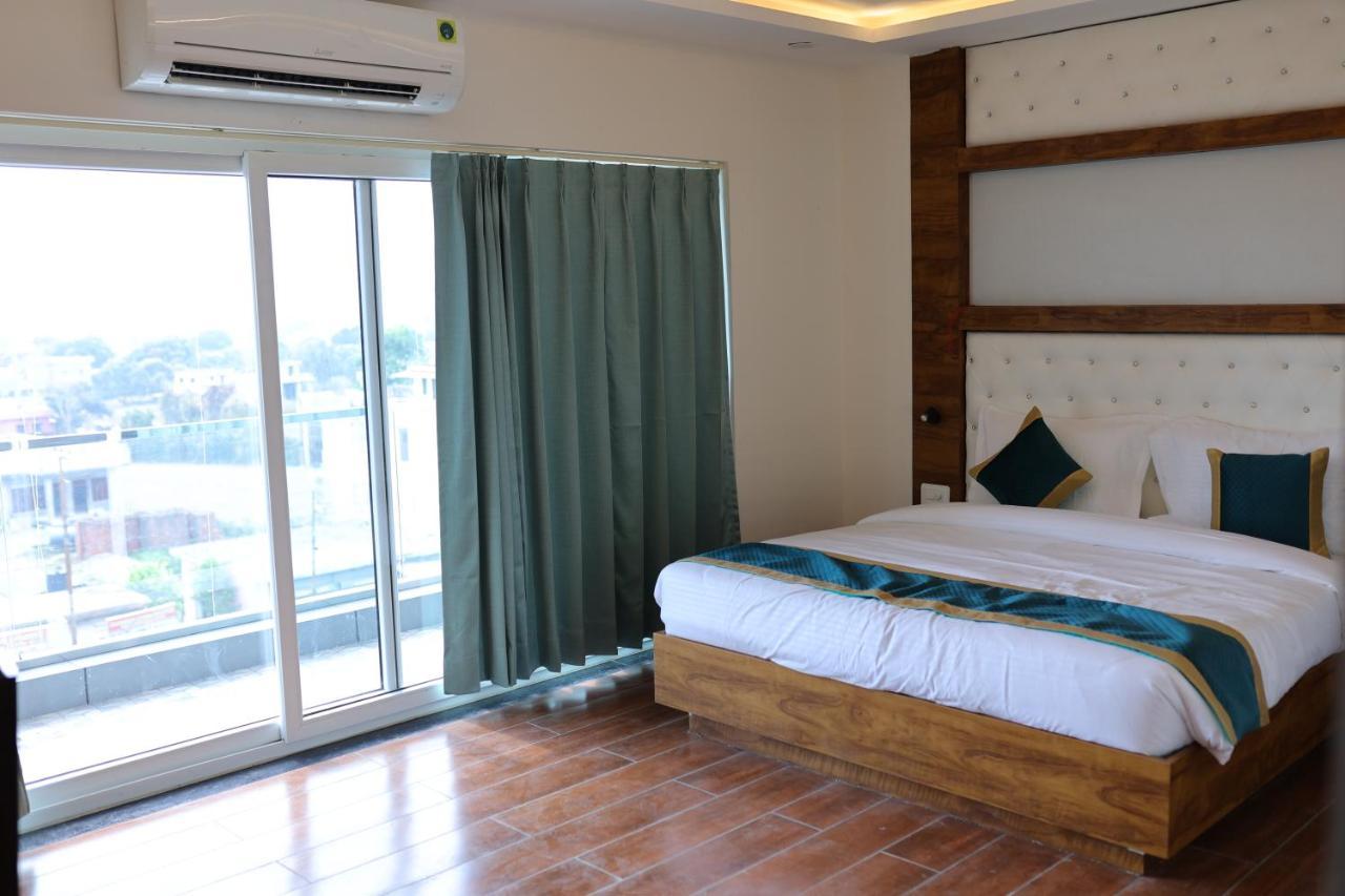 Hotel 7 Heaven Dehradun Zewnętrze zdjęcie