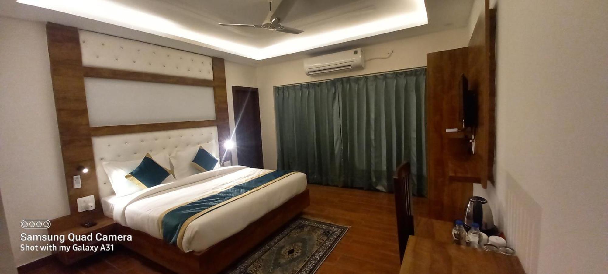 Hotel 7 Heaven Dehradun Zewnętrze zdjęcie