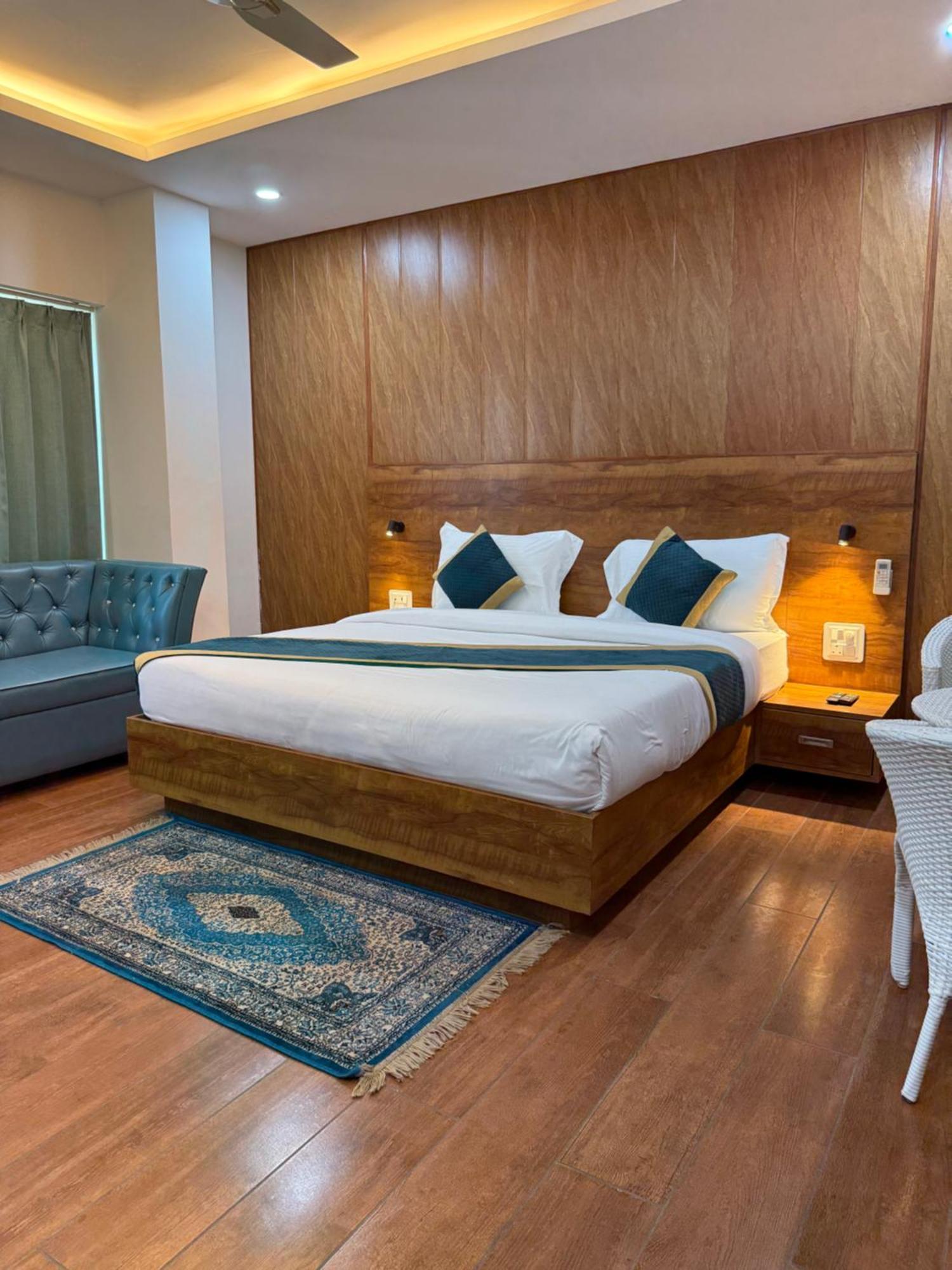Hotel 7 Heaven Dehradun Zewnętrze zdjęcie