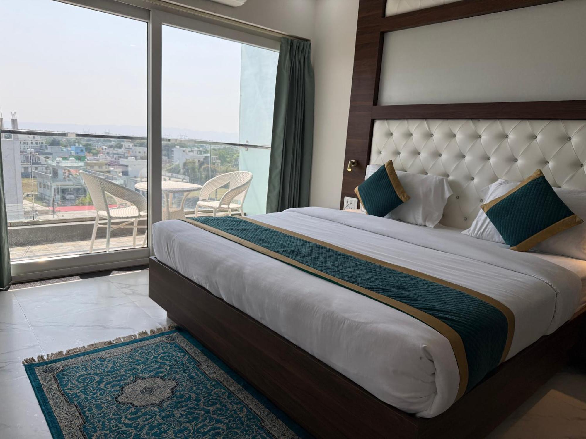Hotel 7 Heaven Dehradun Zewnętrze zdjęcie