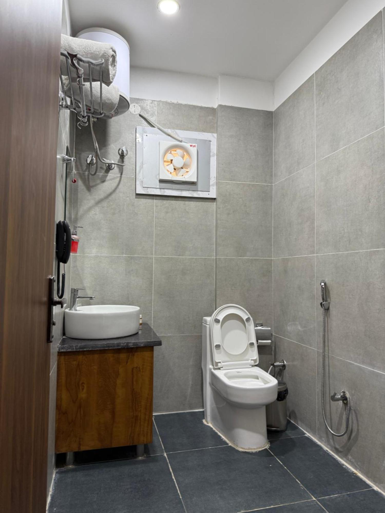 Hotel 7 Heaven Dehradun Zewnętrze zdjęcie