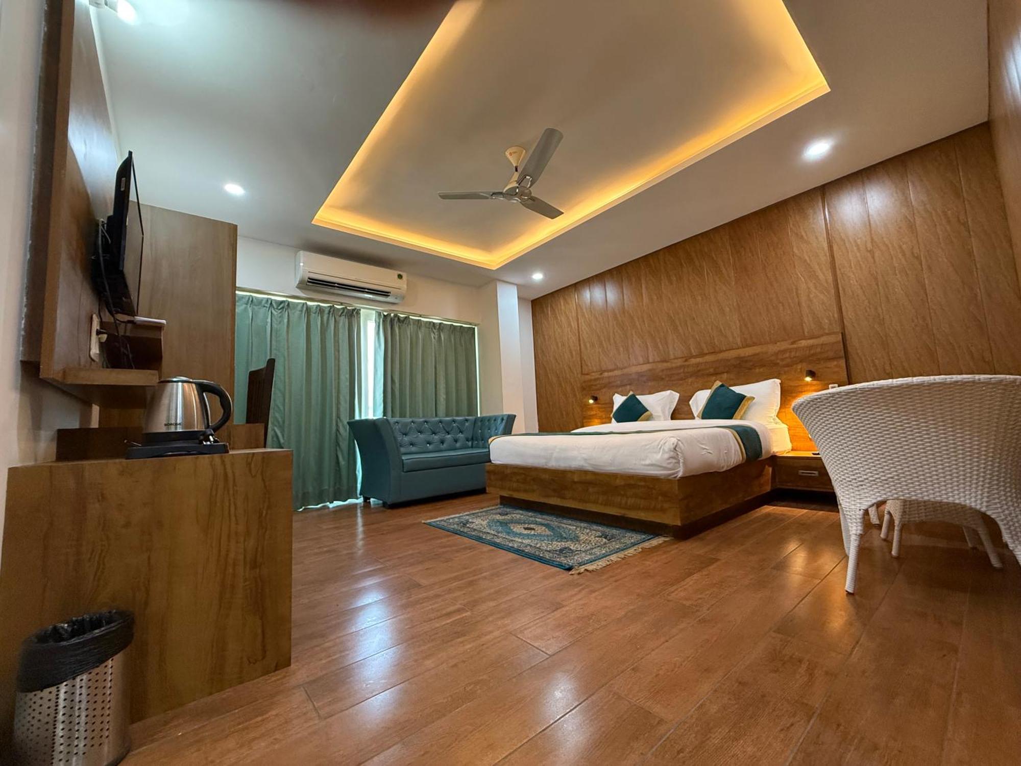 Hotel 7 Heaven Dehradun Zewnętrze zdjęcie