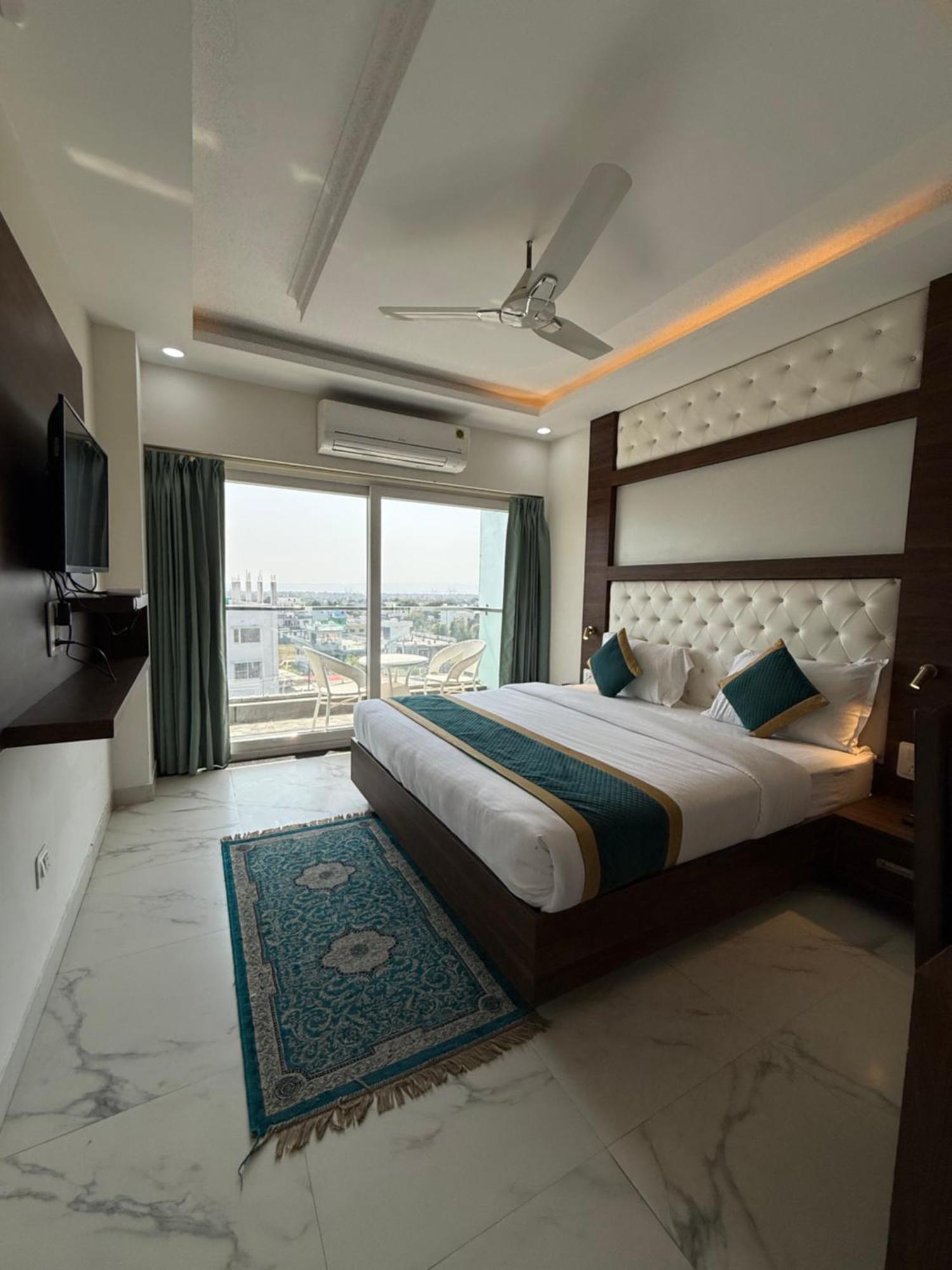 Hotel 7 Heaven Dehradun Zewnętrze zdjęcie