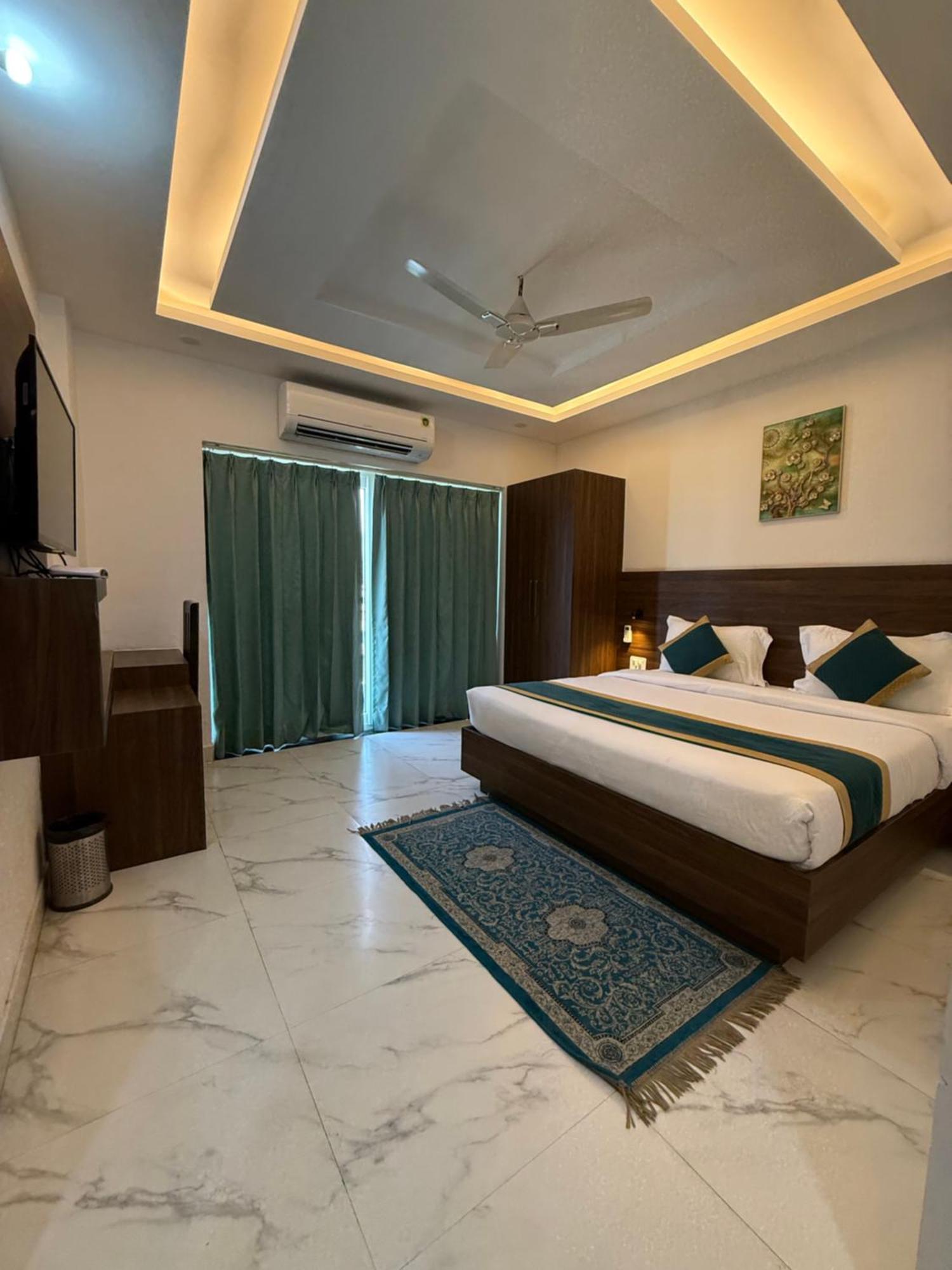 Hotel 7 Heaven Dehradun Zewnętrze zdjęcie