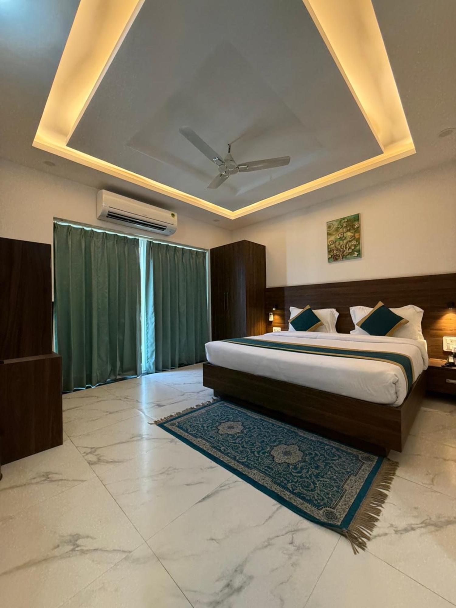 Hotel 7 Heaven Dehradun Zewnętrze zdjęcie
