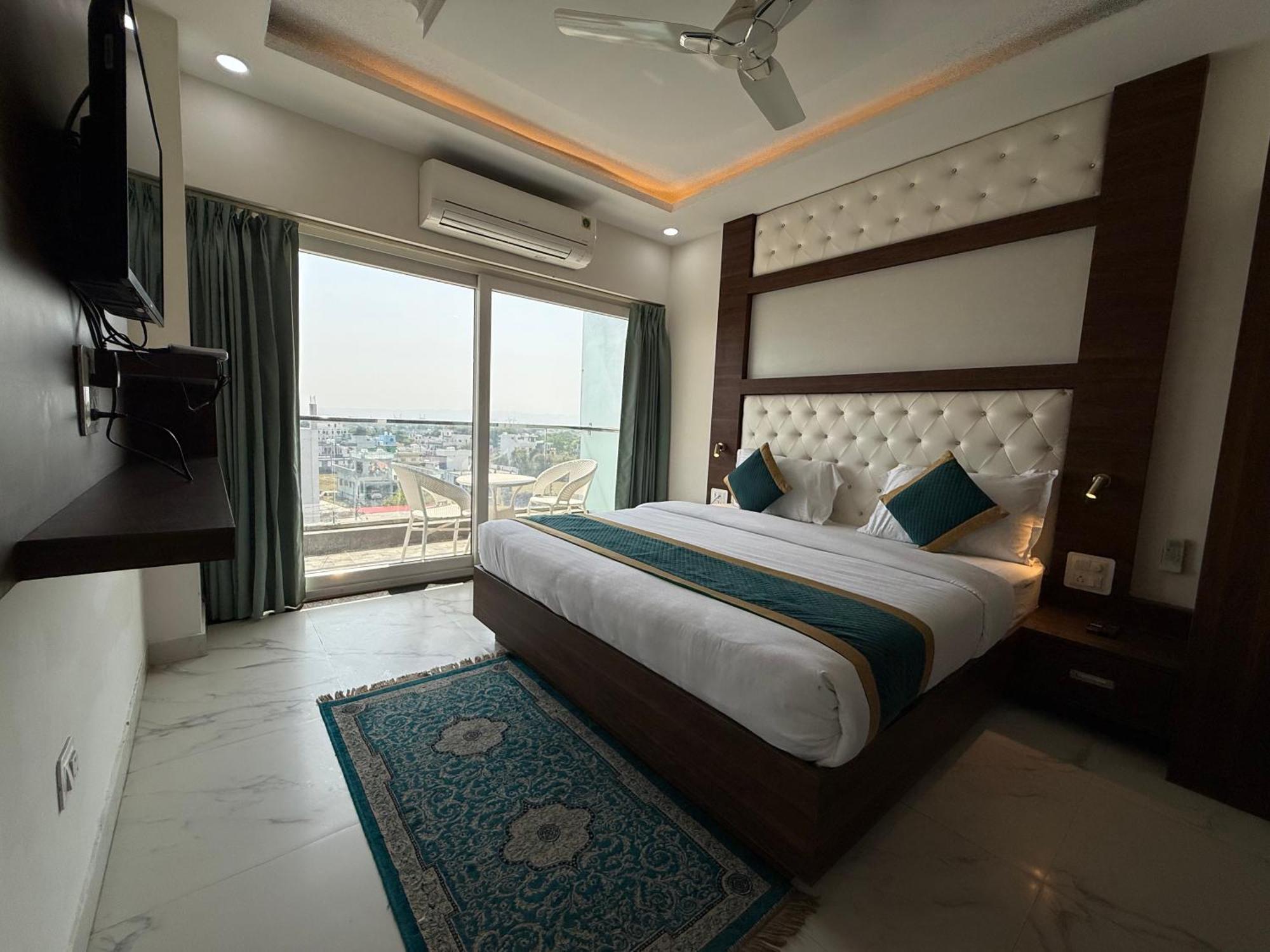 Hotel 7 Heaven Dehradun Zewnętrze zdjęcie